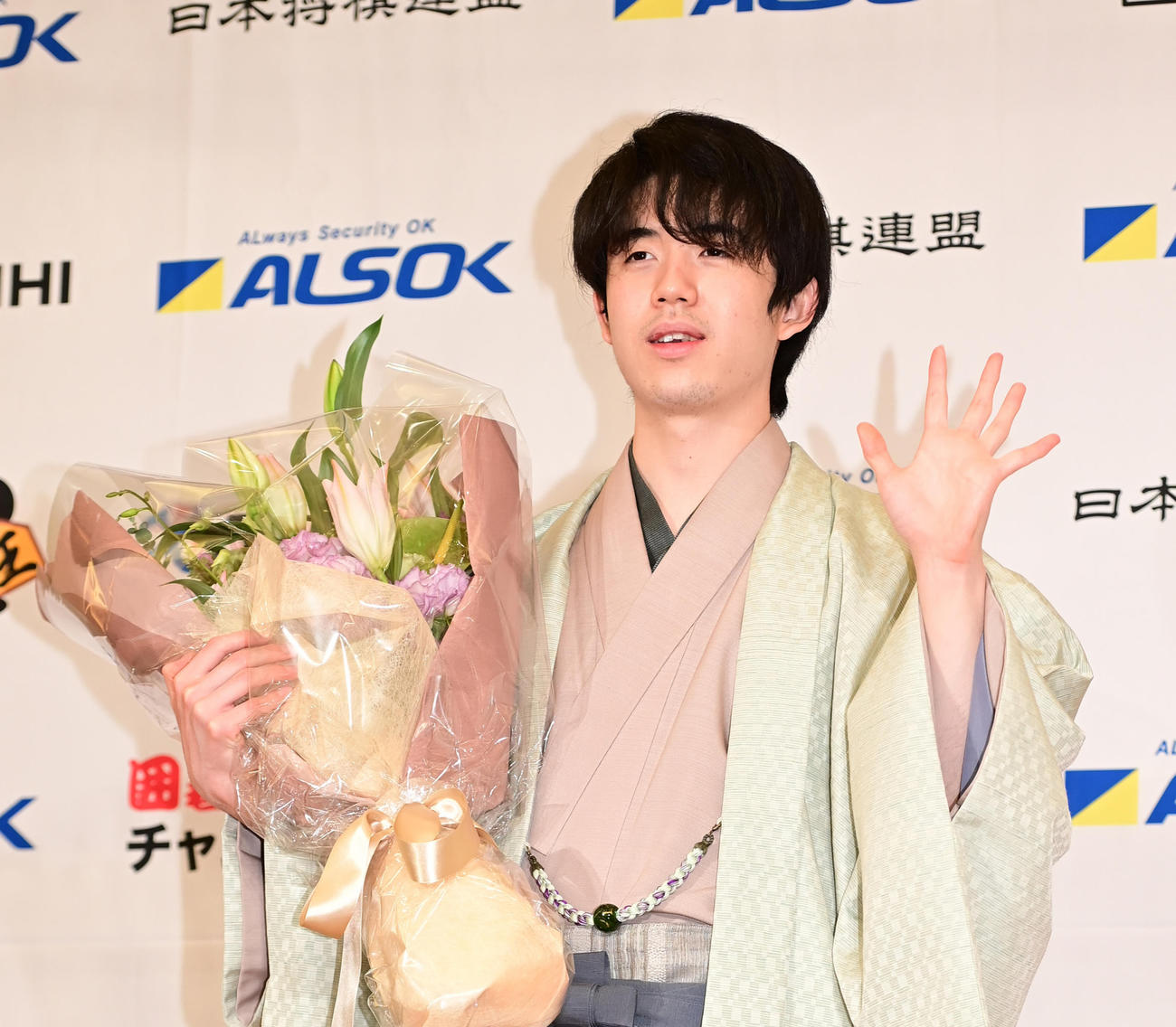 王将戦を4戦全勝で制し史上最年少で5冠を達成した藤井王将は「5」のポーズを披露する（撮影・小沢裕）