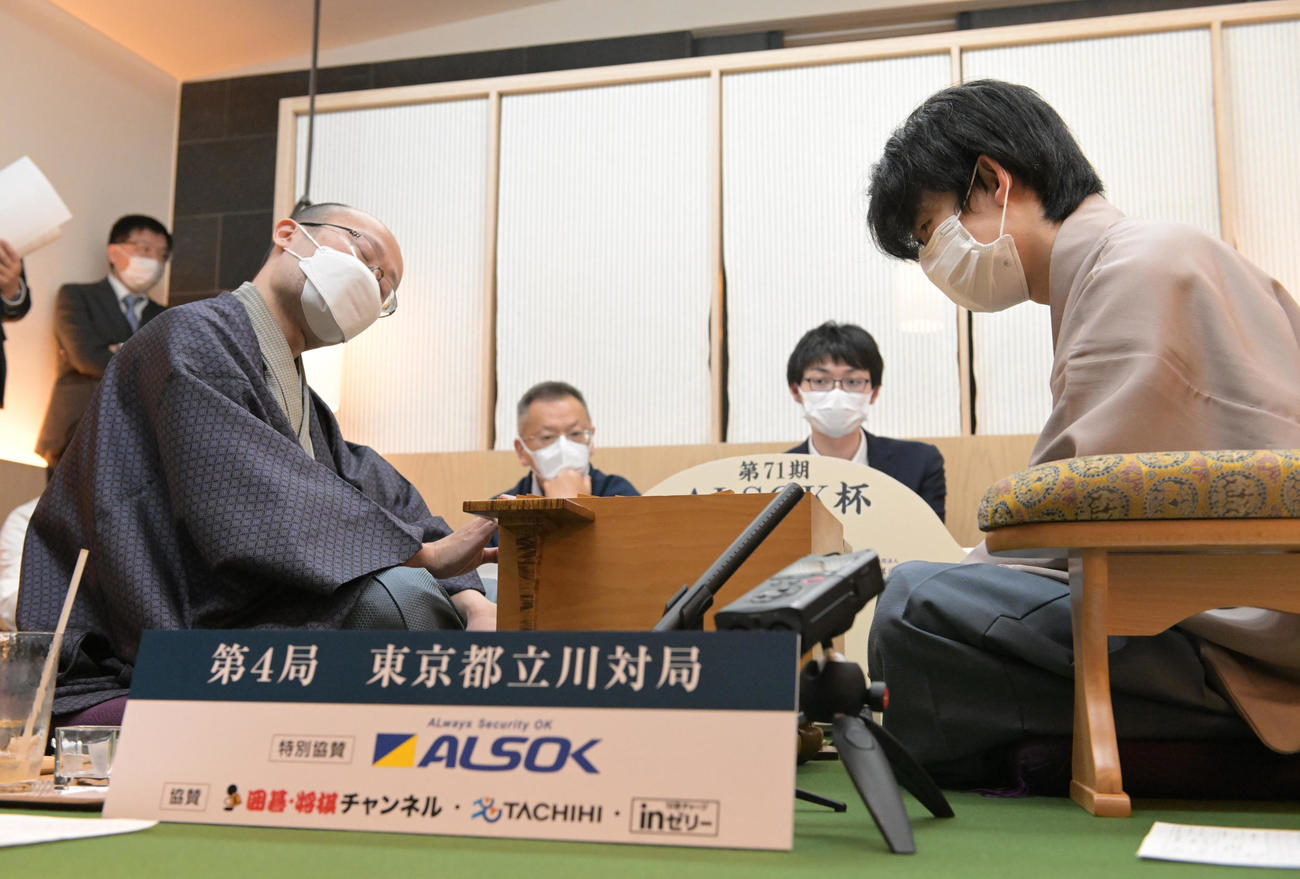 感想戦で対局を振り返る藤井聡太新王将（右）と首をかしげる渡辺王将（代表撮影）