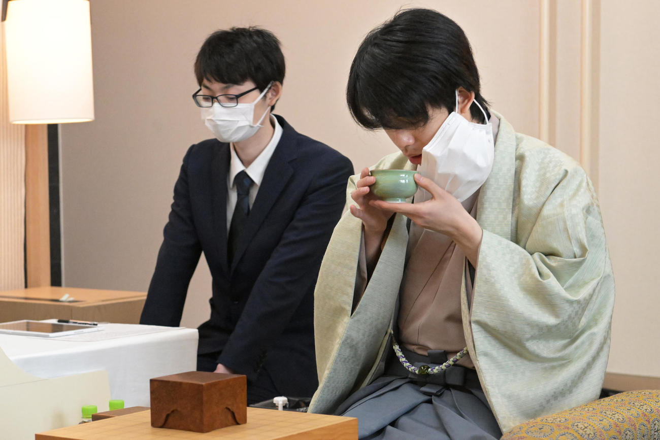 第71期ALSOK杯王将戦7番勝負第4局2日目、対局開始前にお茶を飲む藤井聡太竜王（代表撮影）