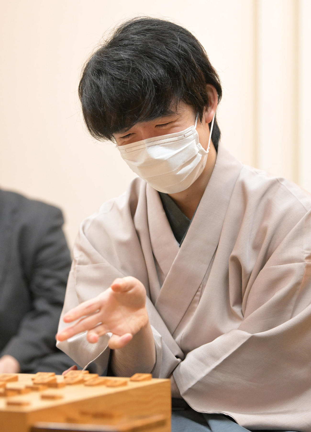 第71期ALSOK杯王将戦7番勝負第4局で渡辺明王将に勝利し、感想戦で対局を振り返る藤井聡太新王将（代表撮影）