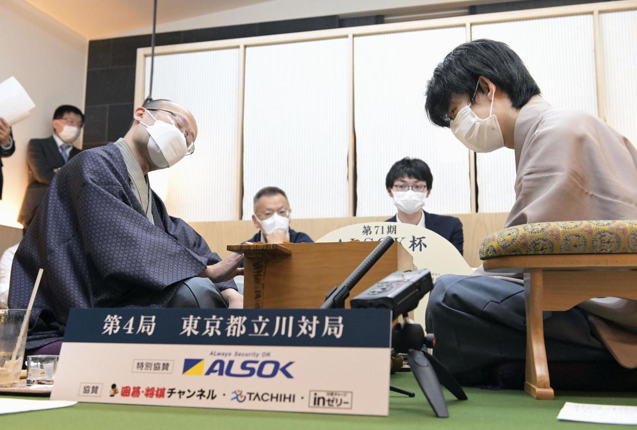 対局を振り返り首をひねる渡辺明前王将（左）と藤井聡太新王将（代表撮影）