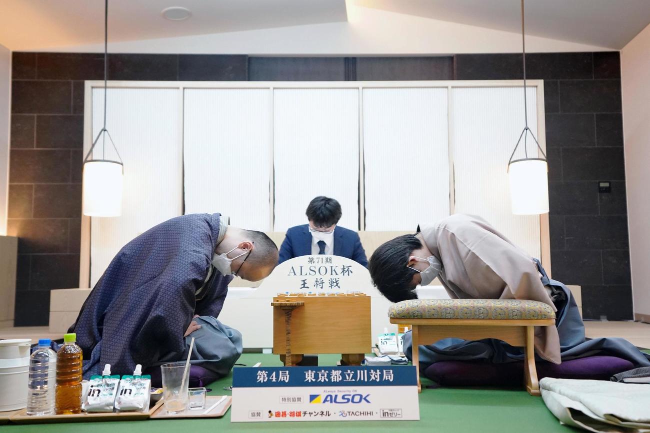 第71期王将戦7番勝負第4局の対局を終え、一礼する渡辺明前王将（左）と藤井聡太新王将（代表撮影）