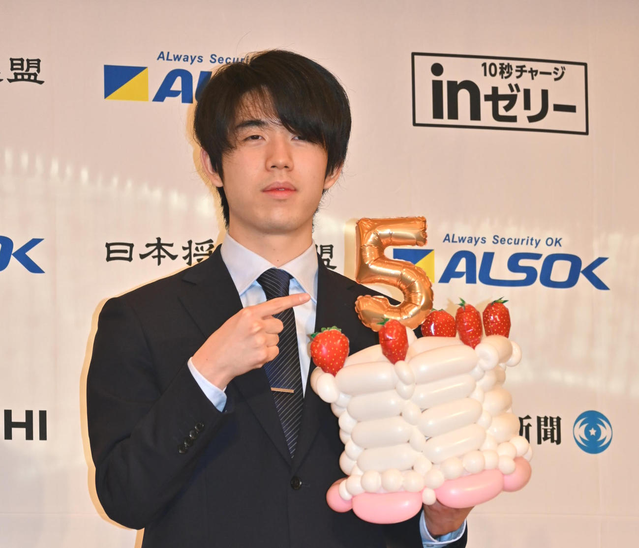 史上最年少での5冠達成から一夜明け東京都内で会見を行う藤井聡太新王将（撮影・松浦隆司）