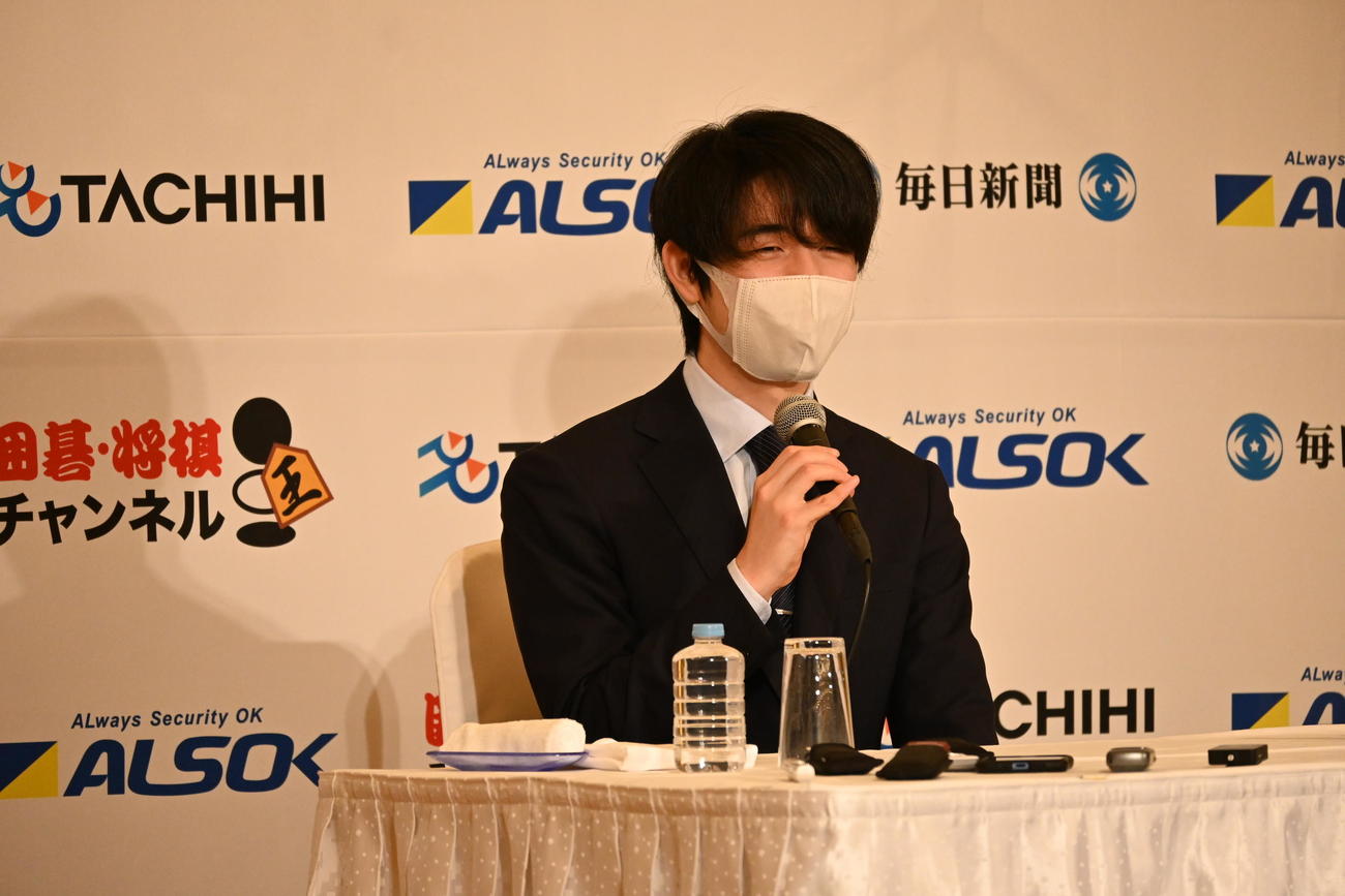 史上最年少での5冠達成から一夜明け東京都内で会見を行う藤井聡太新王将（撮影・松浦隆司）