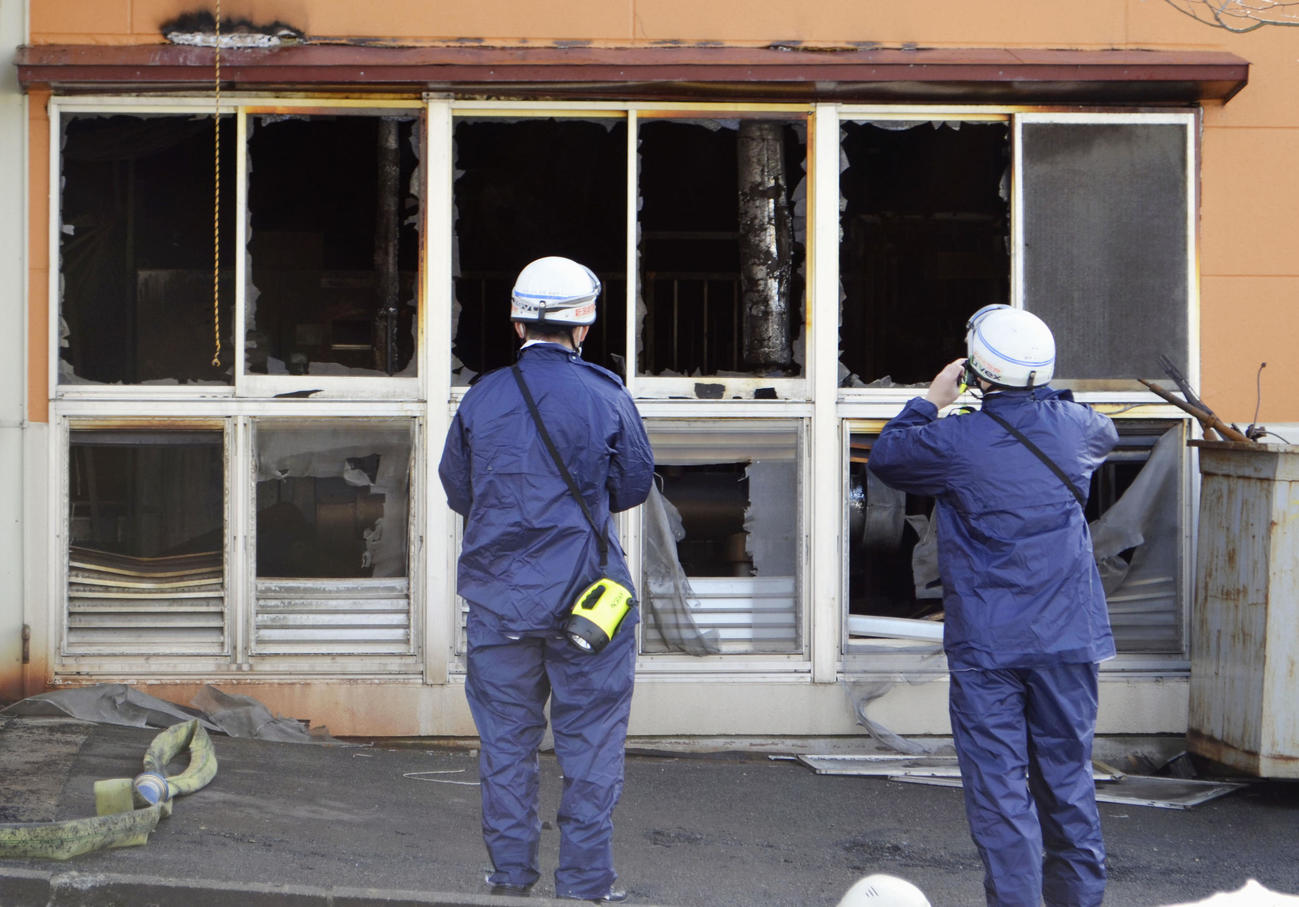 火災があった「三幸製菓」の工場で、製造棟周辺を調べる新潟県警の捜査員（共同）