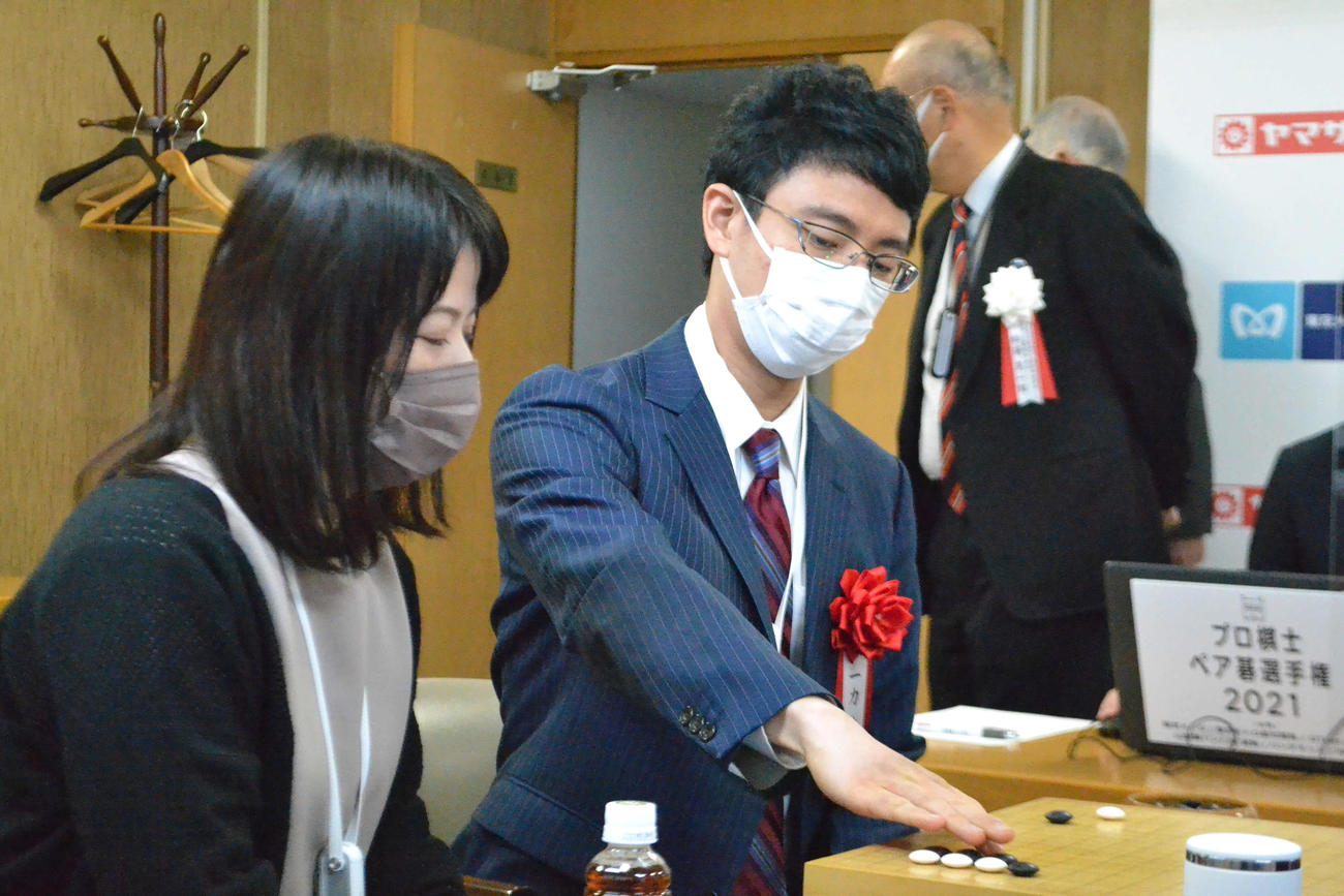 優勝した知念かおり六段（左）と一力遼九段ペア