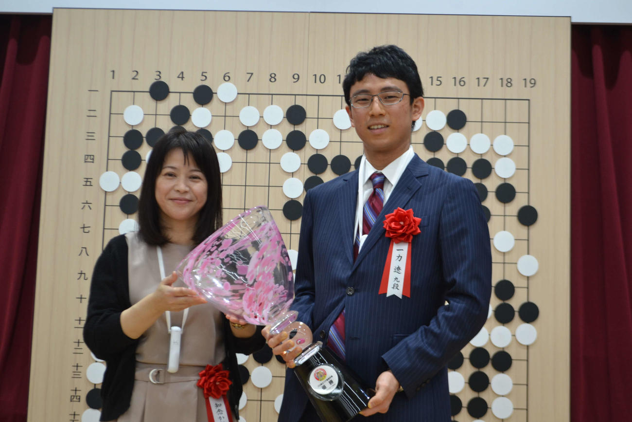 優勝した知念かおり六段（左）と一力遼九段ペア