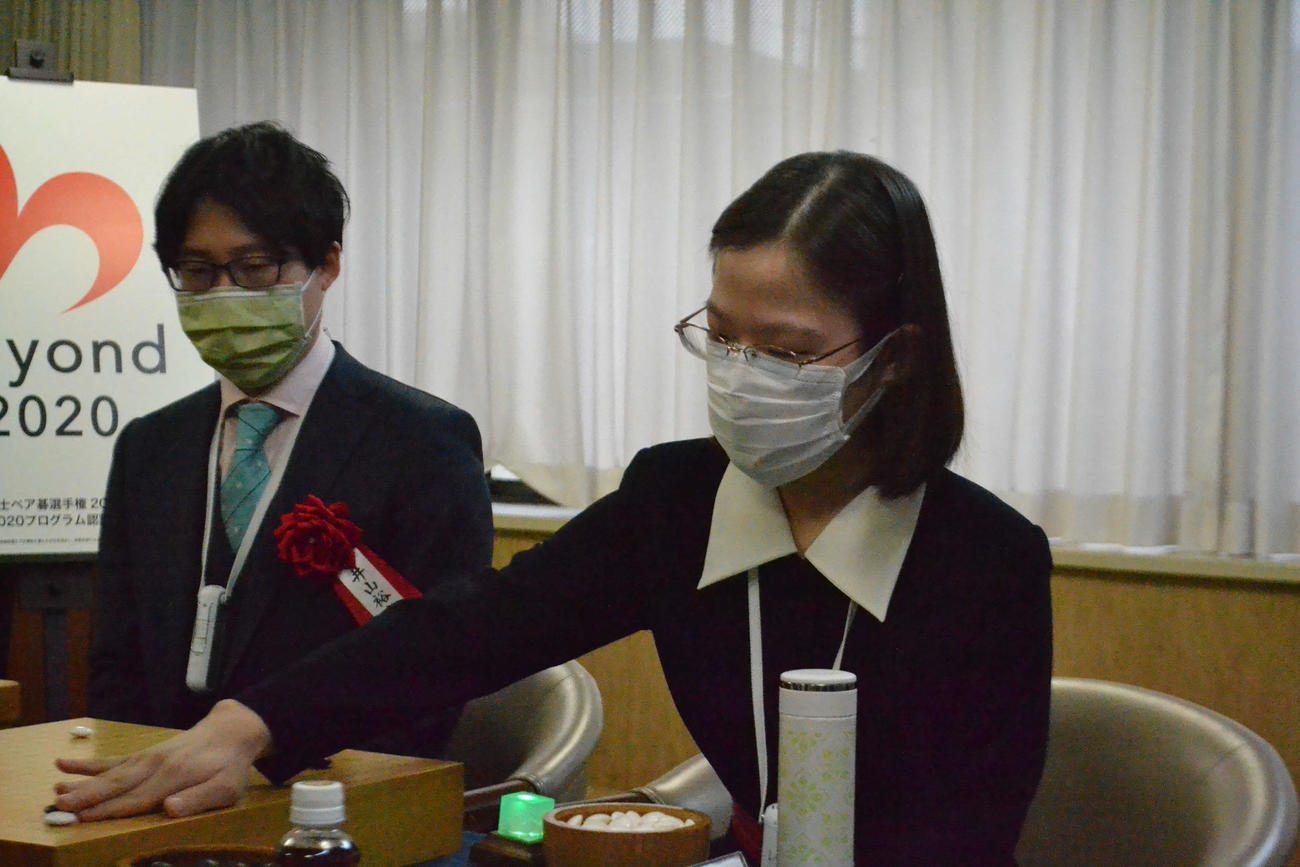 惜しくも準優勝に終わった牛栄子四段（右）と井山裕太5冠組