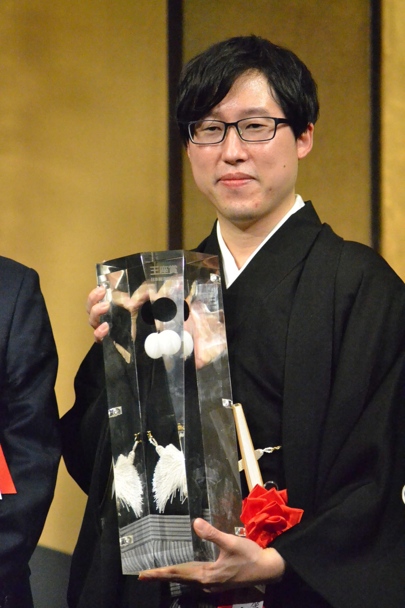 就位式で王座賞を持つ井山裕太王座