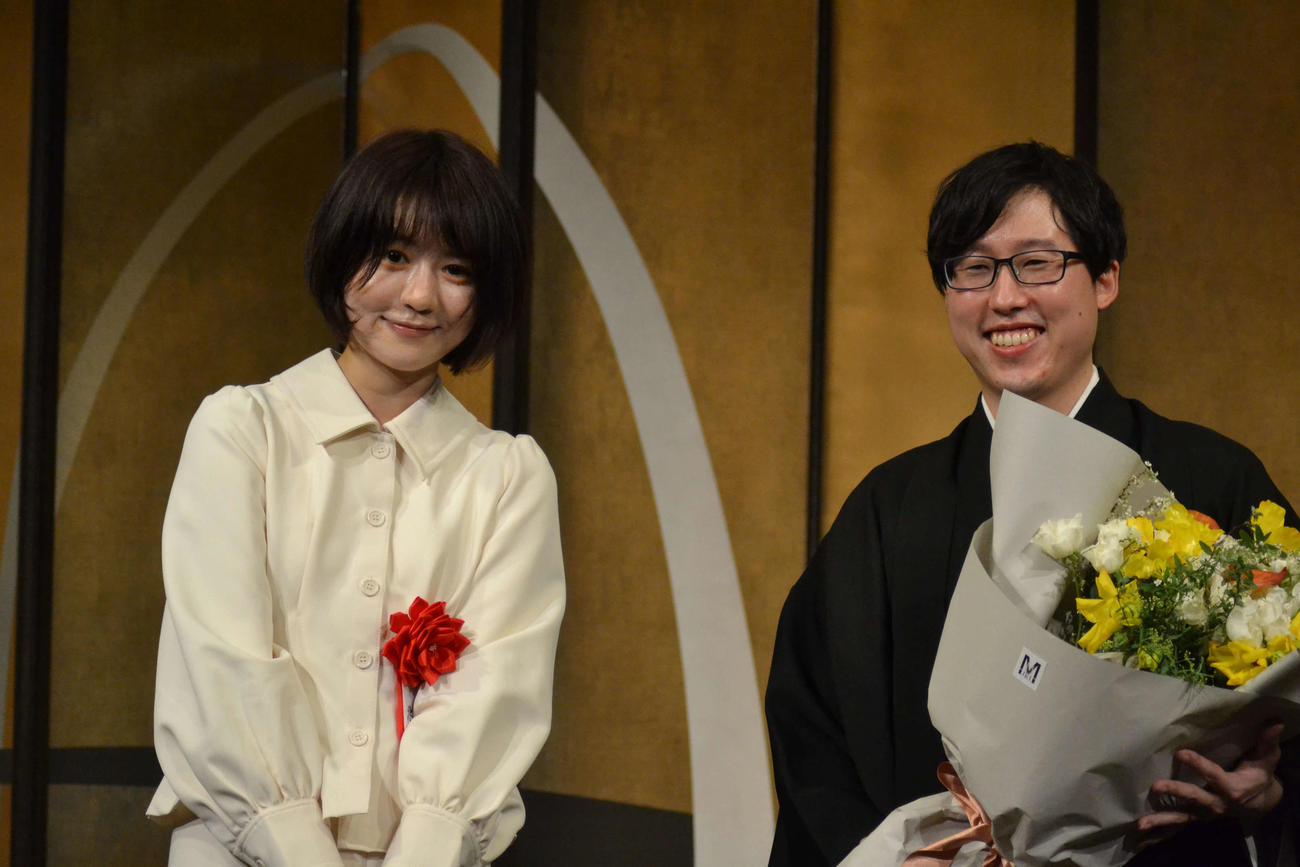 妹弟子の兆乾（ちょう・ちぇん）二段（左）から花束を贈呈された井山裕太王座