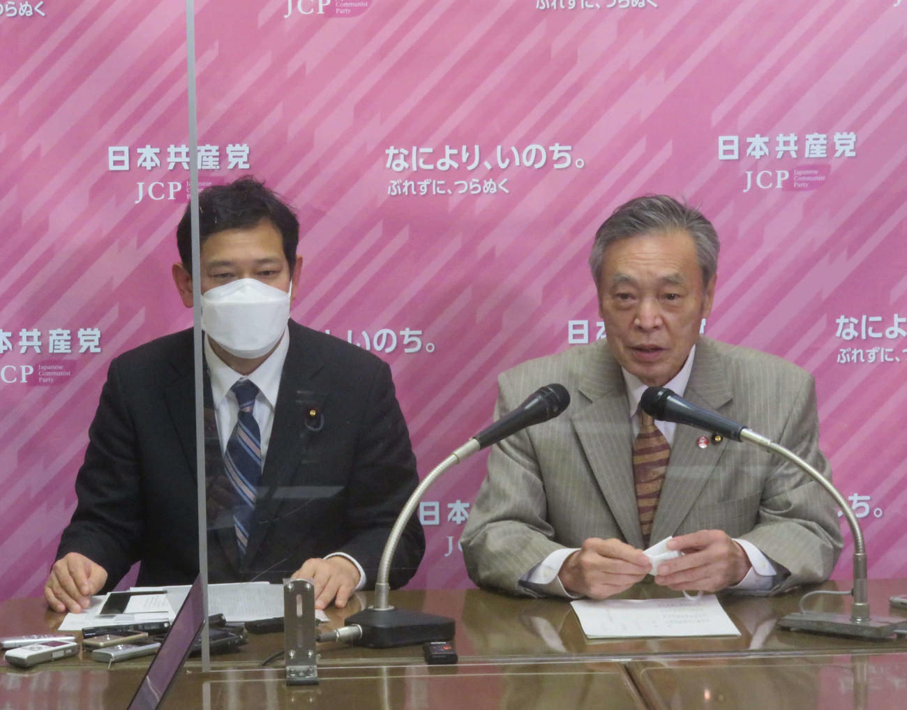 日本共産党の穀田恵二国対委員長（右）と宮本徹衆院議員が会見し、日本維新の会から提出された抗議文、懲罰動議を批判した（撮影・大上悟）