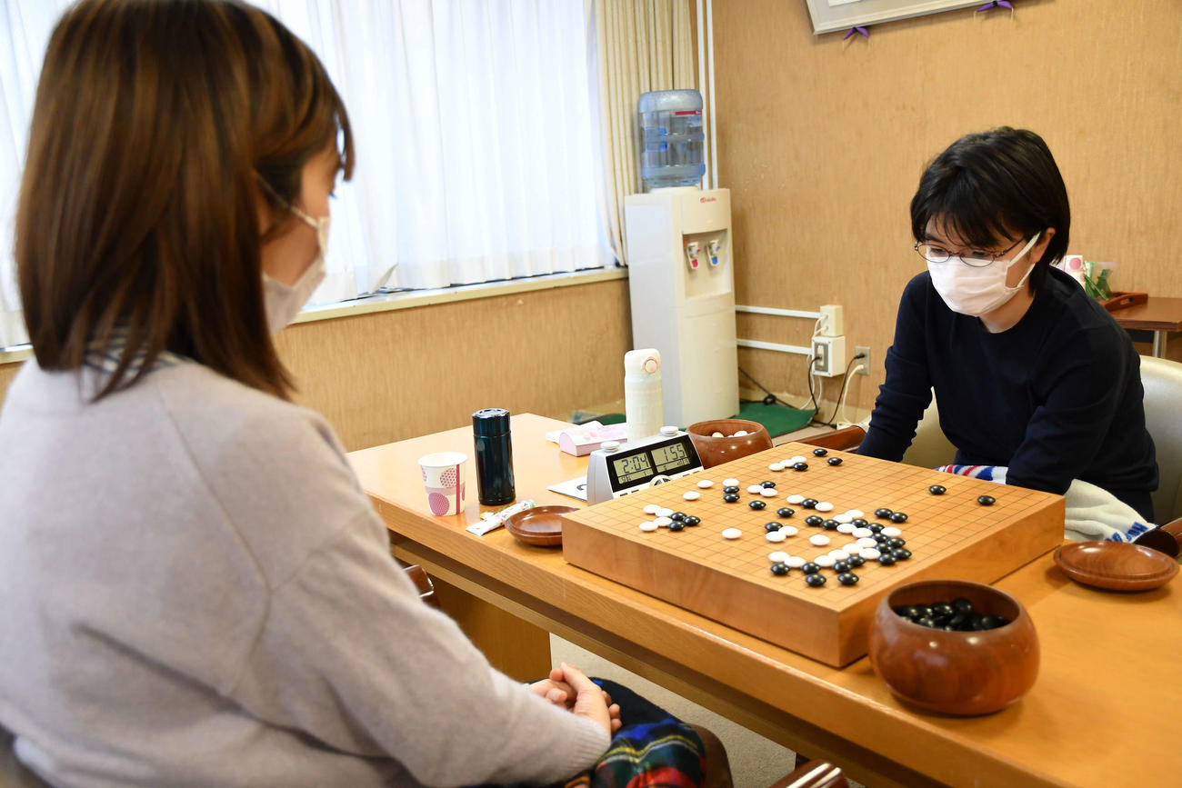 鈴木歩七段（左）に敗れてリーグ成績を1勝1敗とした仲邑菫二段（右、日本棋院提供）