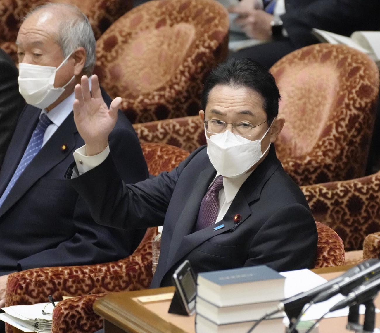 衆院予算委で挙手する岸田首相（共同）