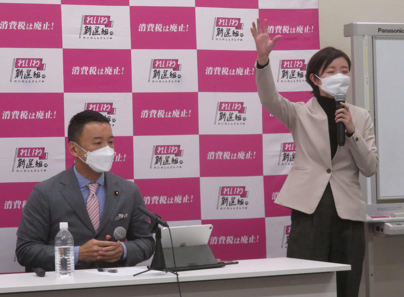 衆院本会議の採決で絶叫パフォーマンスを行った、れいわ新選組の山本太郎代表（左）と大石晃子氏が会見した（撮影・大上悟）
