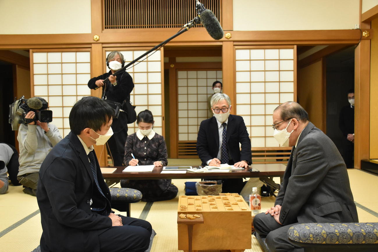 終局後、感想戦を行う桐山清澄九段（右）伊奈祐介七段（日本将棋連盟提供）