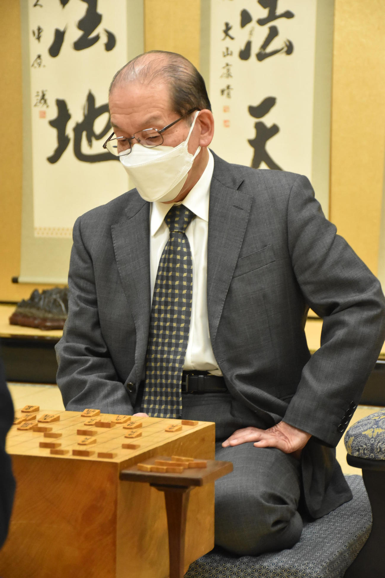現役続行をかけた大一番に臨んだ桐山清澄九段（日本将棋連盟提供）