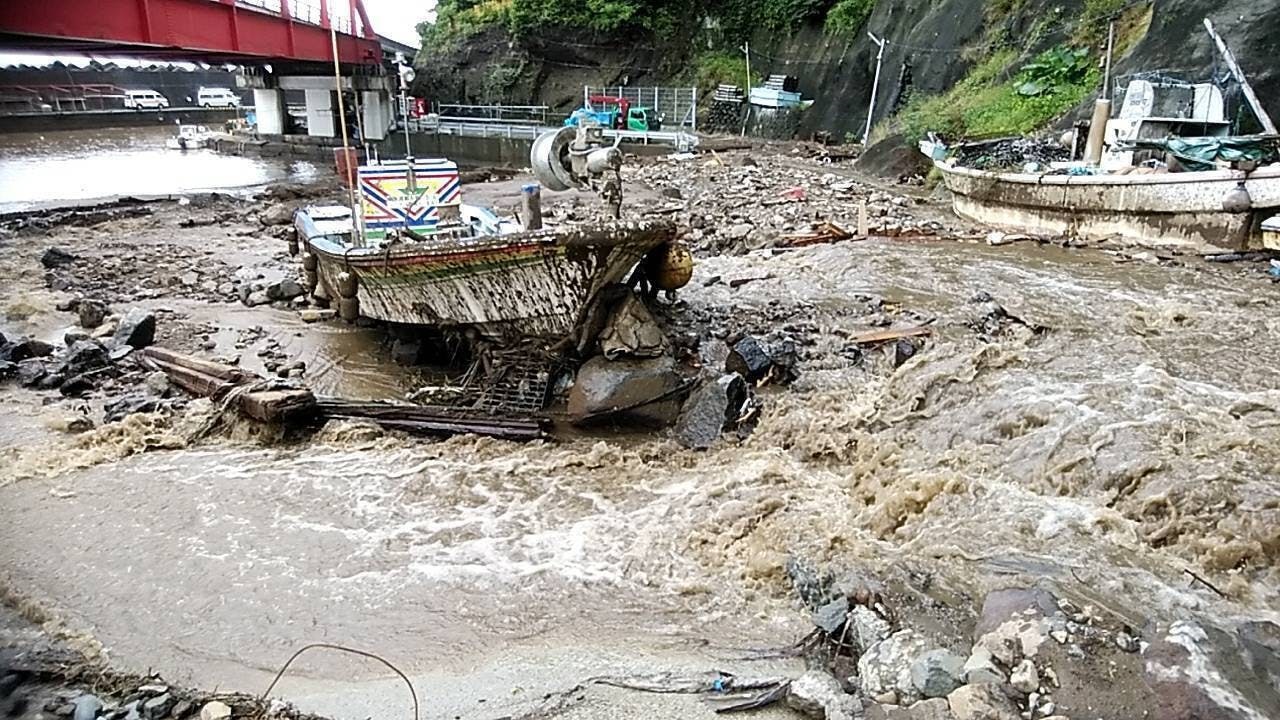 2021年7月3日、熱海市伊豆山で発生した土石流は伊豆山港に流入し、いまだに電気や水道は復旧していない（伊豆山港喜久丸提供）