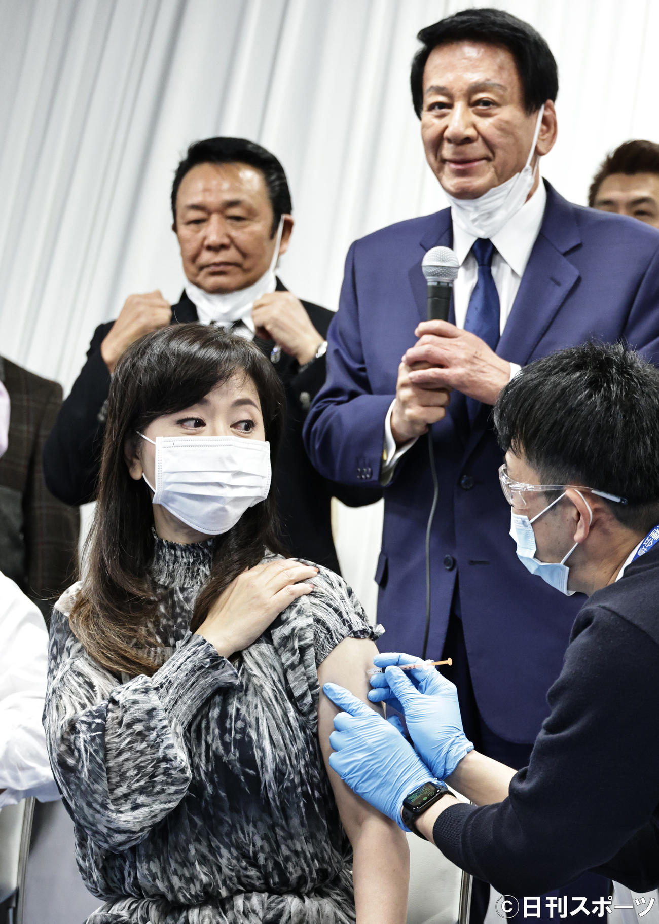 コロナワクチン接種を呼びかけるイベントで自ら夫・杉良太郎（後列右）の前で接種を行う伍代夏子。後列左は山本譲二（撮影・中島郁夫）