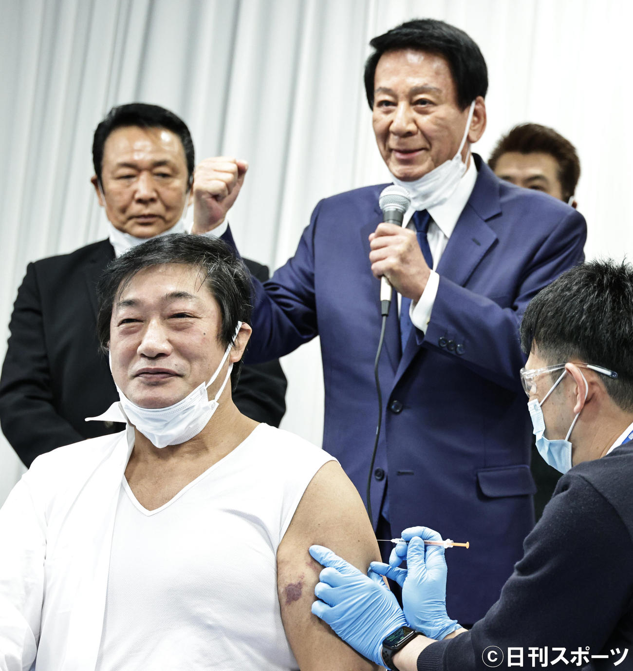 コロナワクチン接種を呼びかけるイベントで接種を行う小橋建太。後列はガッツポーズする杉良太郎と山本譲二（撮影・中島郁夫）