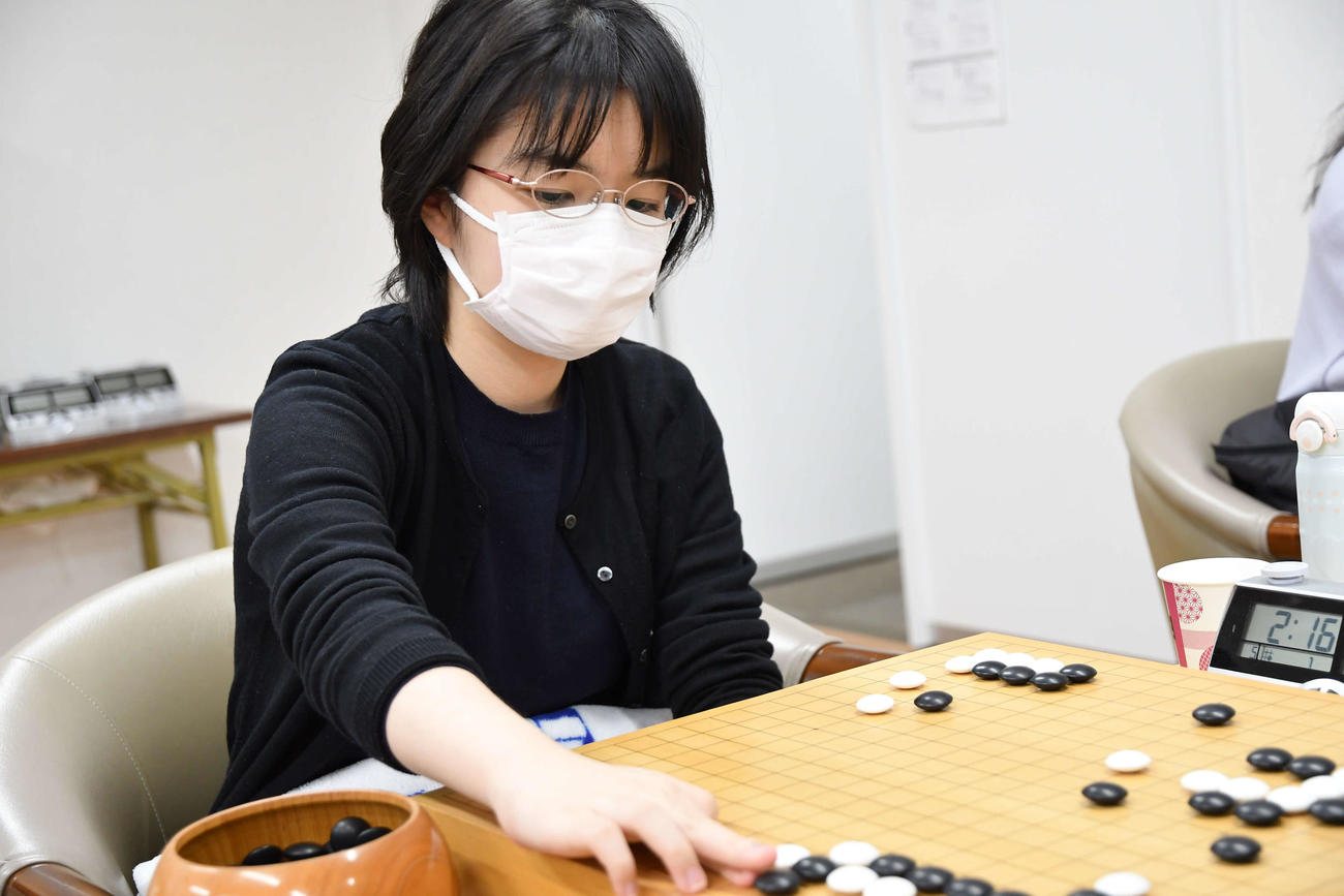 女流名人戦挑戦者決定リーグ戦で謝依旻七段を下して2勝1敗とした仲邑菫二段（日本棋院提供）