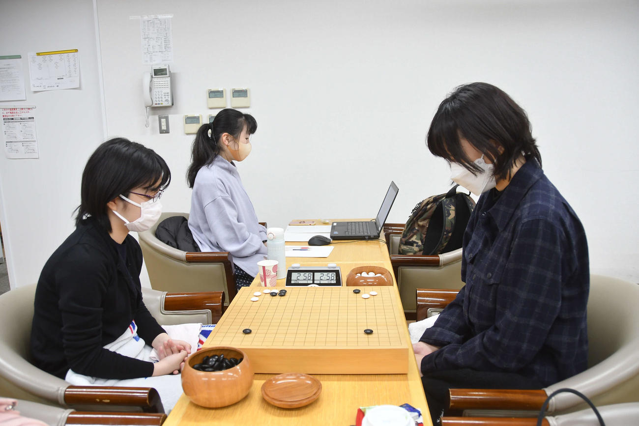 女流名人戦挑戦者決定リーグ戦で謝依旻七段（右）を下して2勝1敗とした仲邑菫二段（左、日本棋院提供）