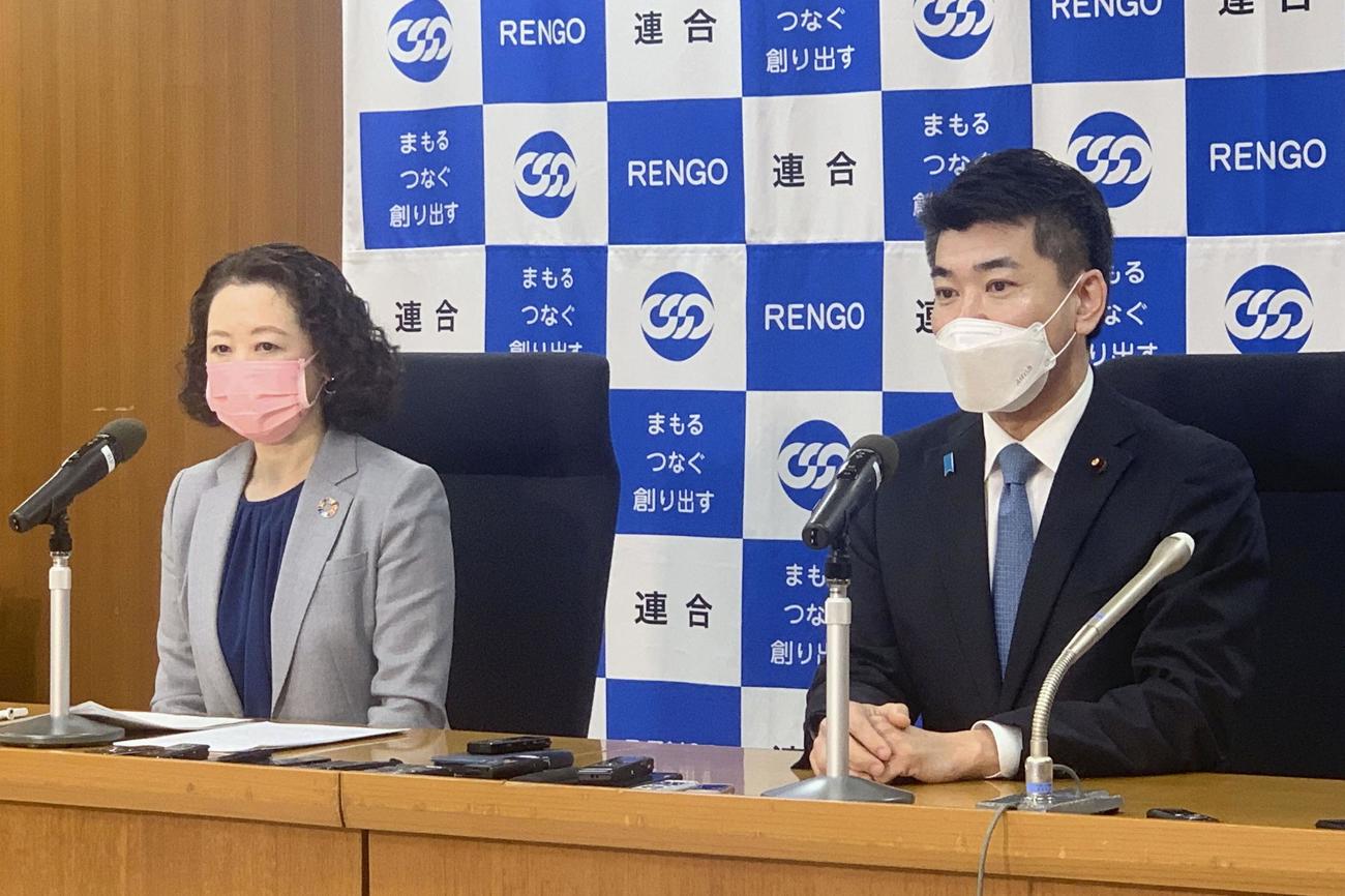 会談後、取材に応じる立憲民主党の泉代表（右）と連合の芳野友子会長（共同）