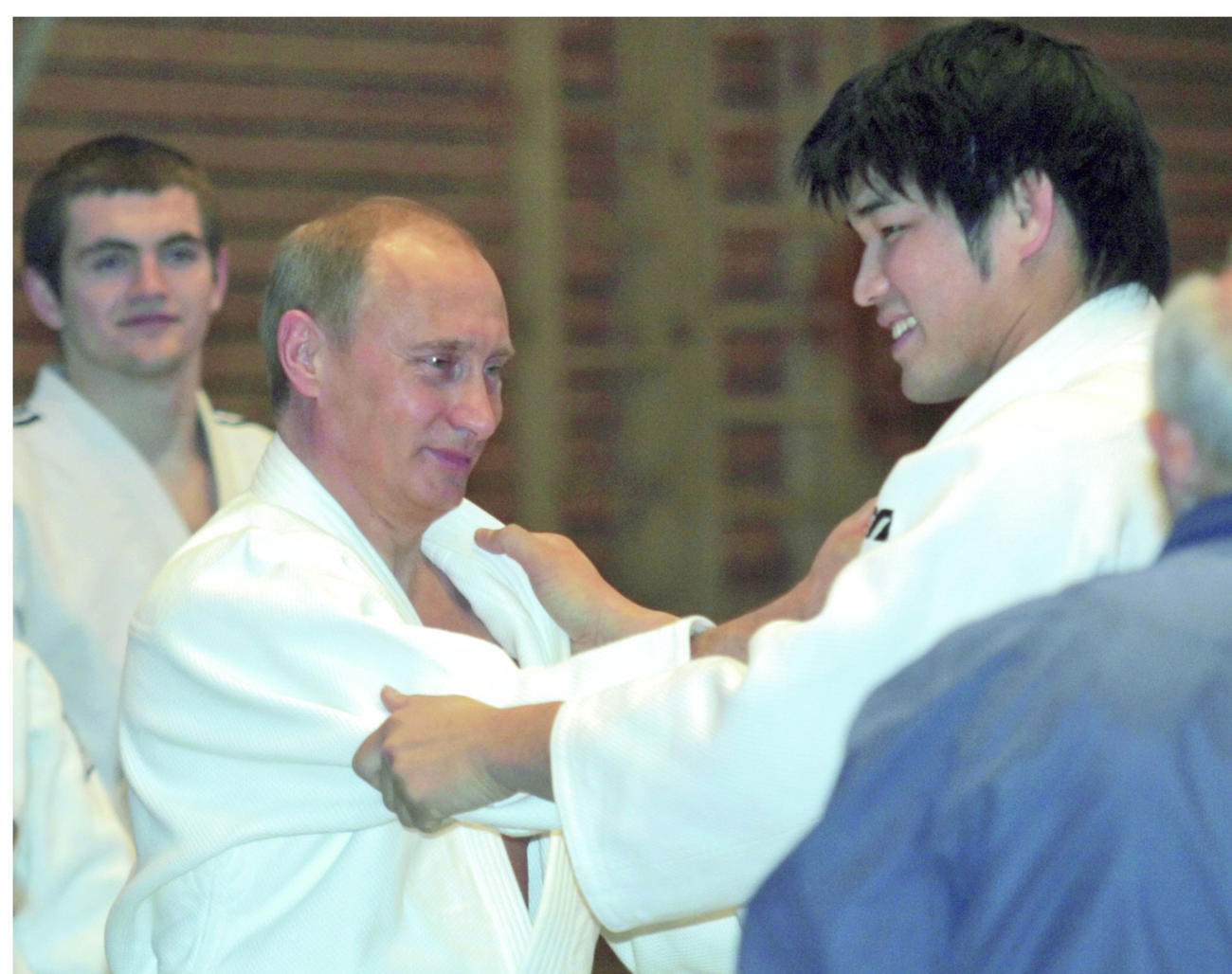 2005年12月、サンクトペテルブルクで柔道のけいこをするウラジーミル・プーチン大統領（左）と井上康生（AP＝共同）