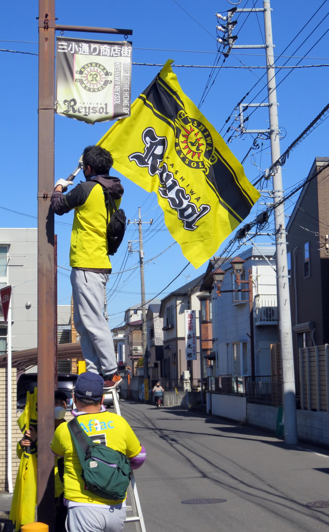 26日、新しいフラッグを取り付ける柏サポーター（撮影・鎌田直秀）