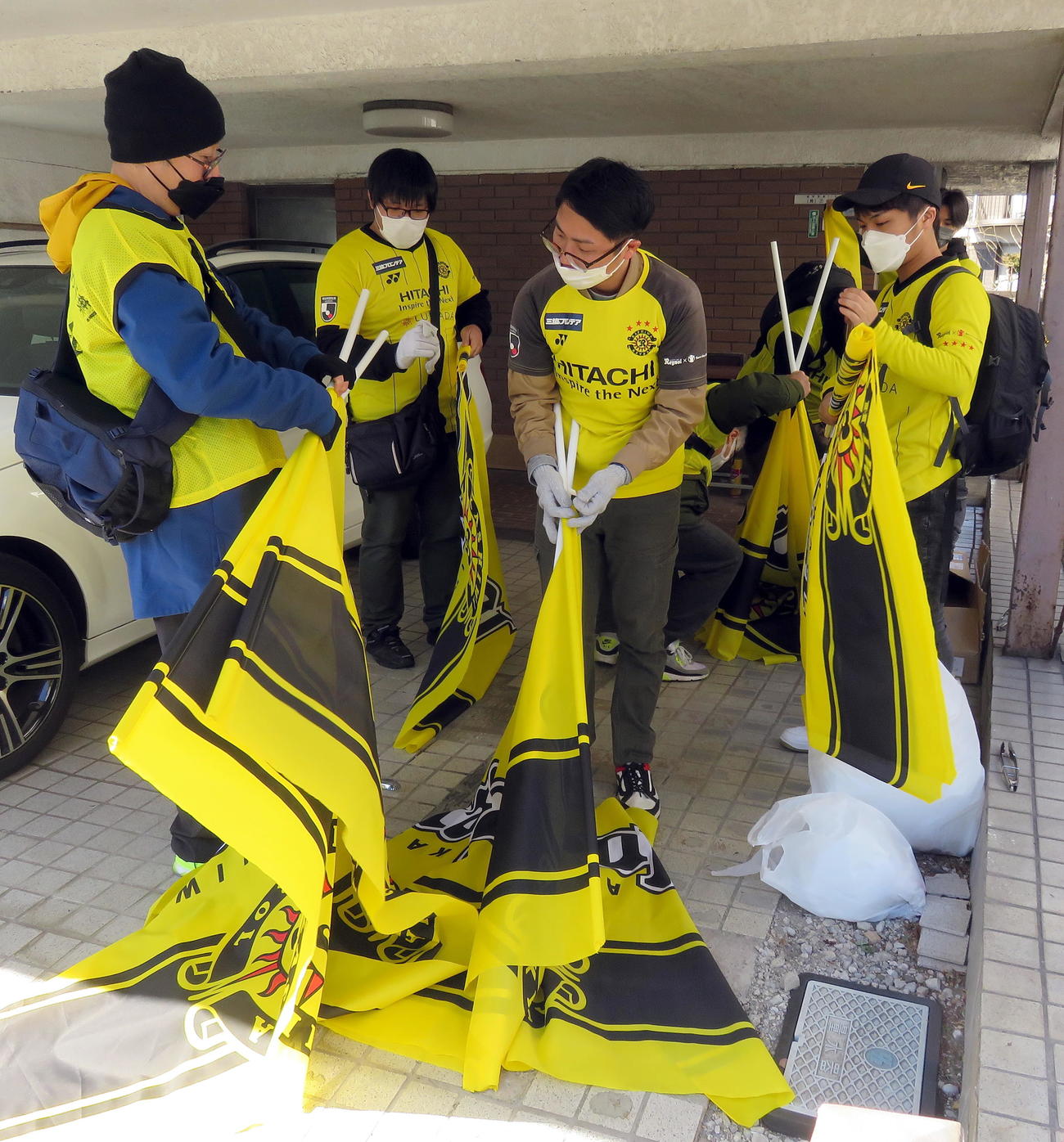 26日、新しいフラッグを用意する柏サポーター（撮影・鎌田直秀）