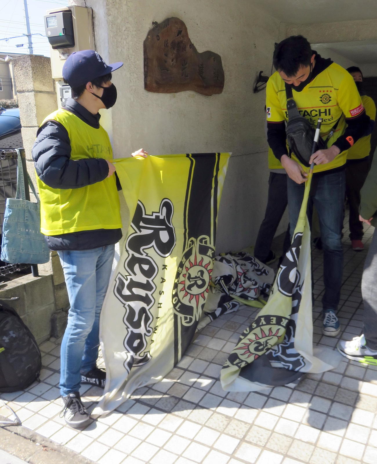 26日、色あせた古いフラッグを撤去する柏サポーター（撮影・鎌田直秀）