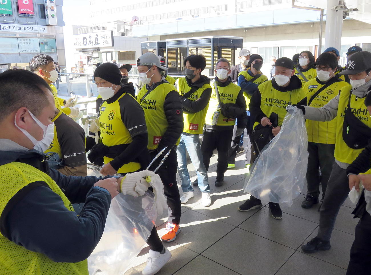 26日、柏駅前に集合して清掃活動を行う柏サポーター（撮影・鎌田直秀）