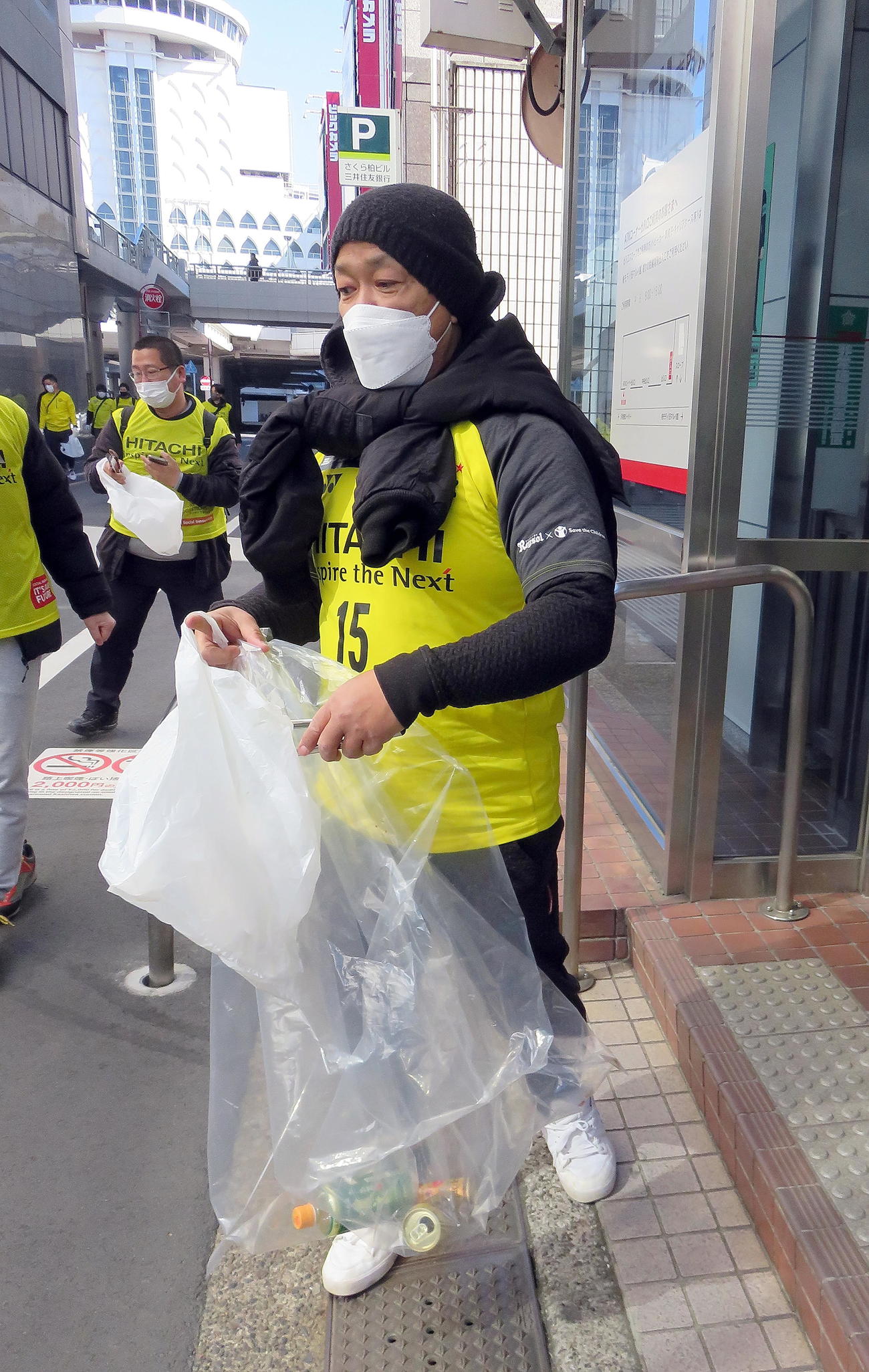 26日、柏駅前で清掃活動を行う柏サポーター（撮影・鎌田直秀）