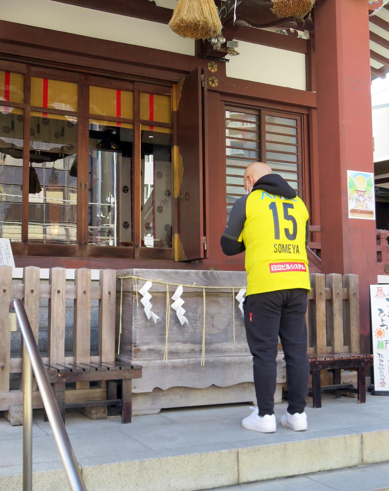 26日、清掃活動中に柏神社で必勝を祈願する柏サポーター（撮影・鎌田直秀）