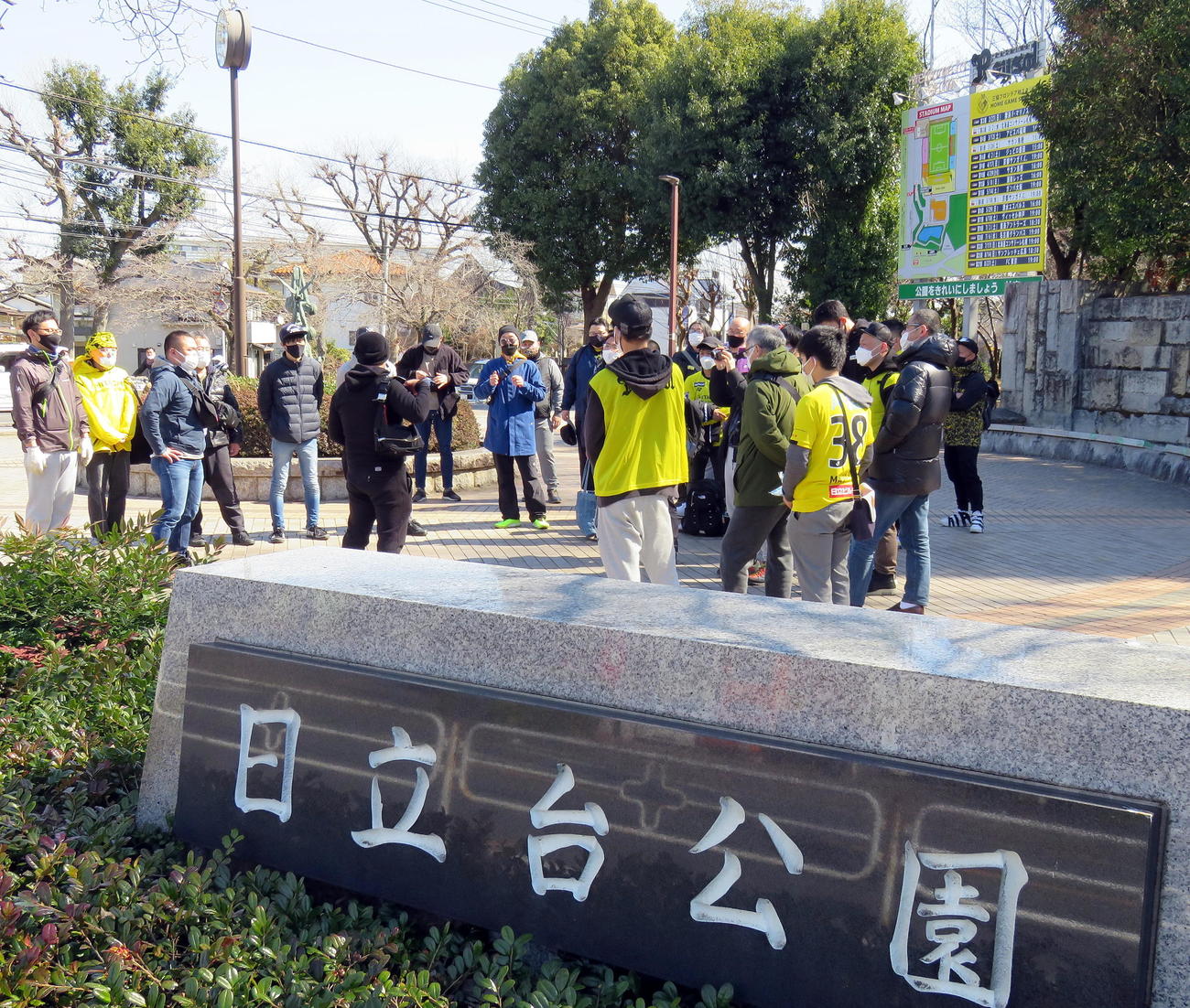 26日、本拠の三協フロンテア柏スタジアムがある日立台公園で円陣を組む柏サポーター（撮影・鎌田直秀）