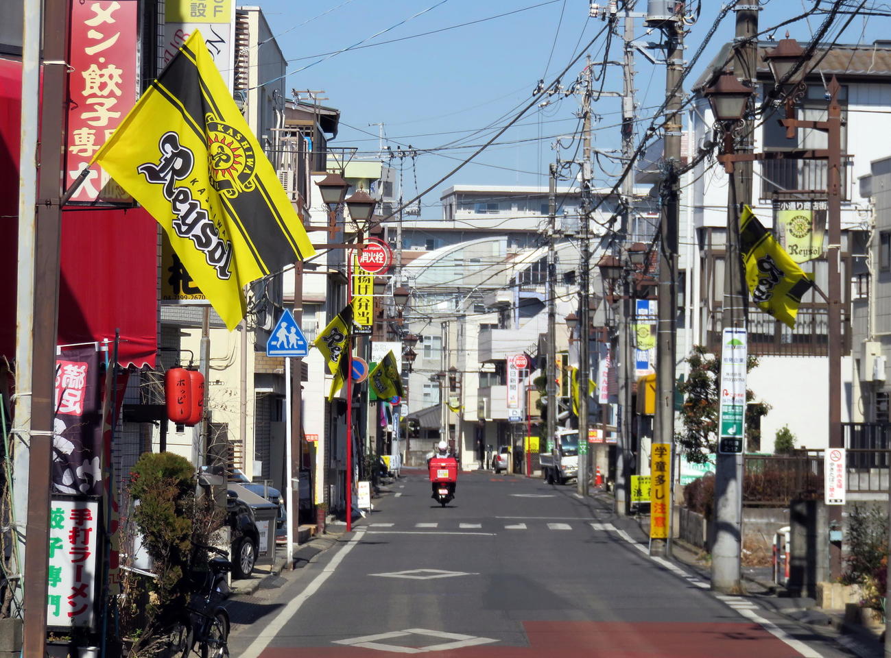 26日、新しいフラッグが取り付けられた三小通り商店街（撮影・鎌田直秀）