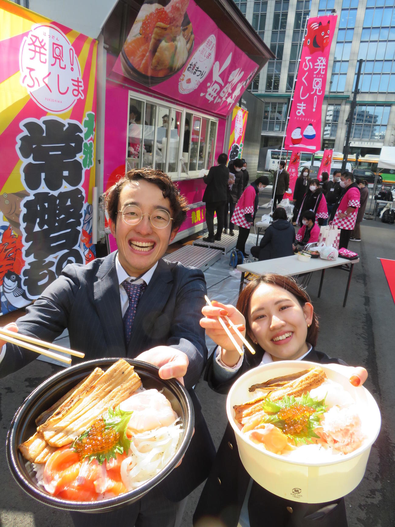 福島県の新鮮な魚の刺し身が盛られた丼を手にすると思わず笑顔になる。3日から4日間、巨大キッチンカーで首都圏各所で実施される食のイベント「発見！ふくしまお魚まつり」が実施される（撮影・寺沢卓）