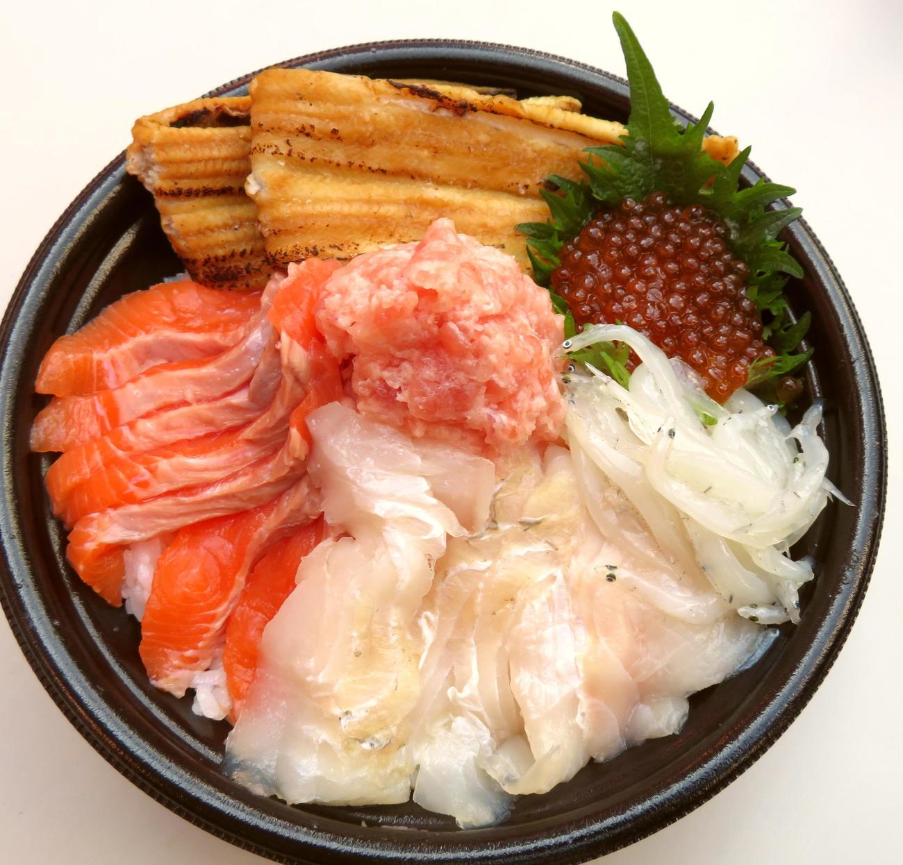 「発見！ふくしまお魚まつり」で販売する全部盛りメガ。煮穴子2本から時計回りにイクラ、シラウオ、ヒラメ、メイプルサーモン、中央はネギトロ（撮影・寺沢卓）