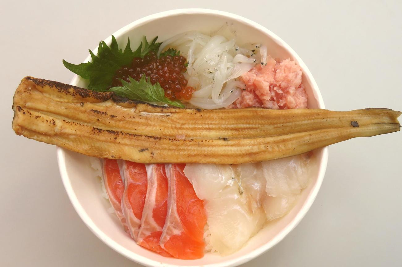 発見！ふくしま海鮮丼の全部盛り普通。中央に煮穴子1本、上段左からイクラ、シラウオ、ネギトロ、下段左からメイプルサーモン、ヒラメ（撮影・寺沢卓）