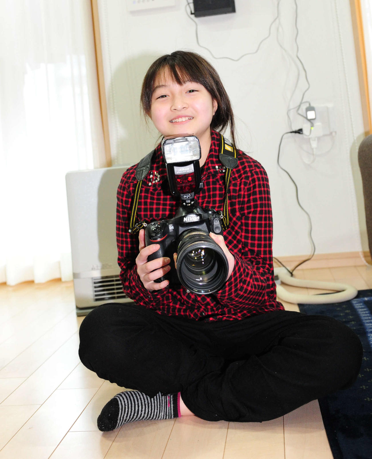 連載「あれから8年・・・忘れない3・11～東日本大震災～」カメラを楽々と持つ小松倫子ちゃん＝2019年2月23日