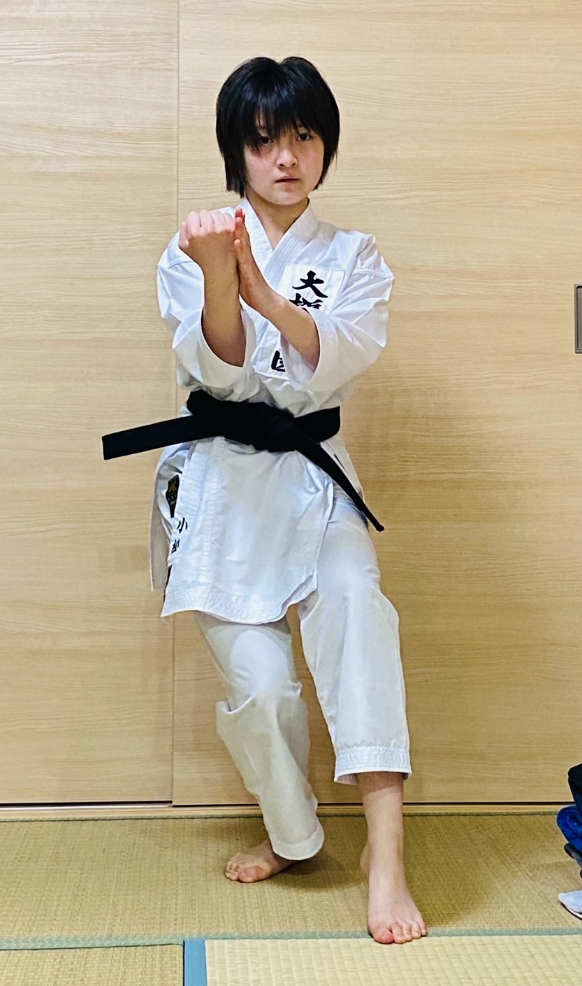 連載「忘れない　3・11」　空手着を着て形を決める小松倫子ちゃん＝2021年2月27日