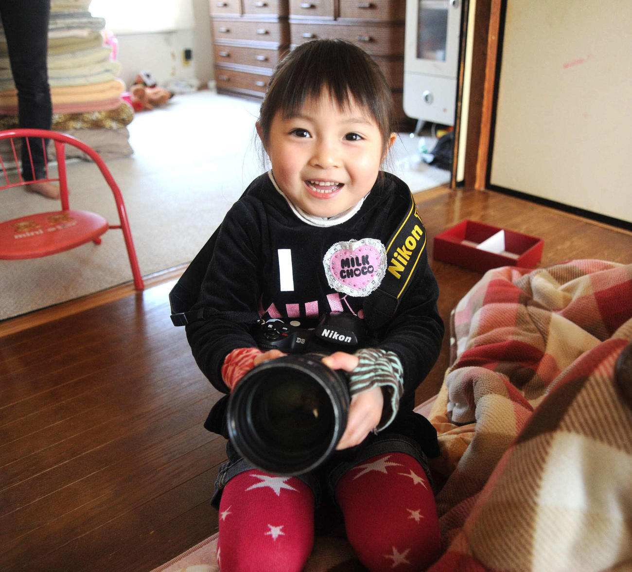 連載「忘れない3・11」　元気です　「倫子、ちゃんと持てるから」と記者のカメラを手にする小松倫子ちゃん＝2012年3月1日