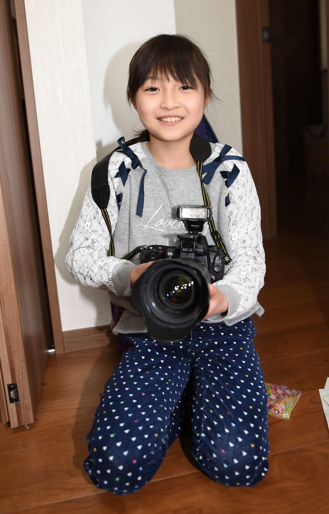 カメラを持つ小松倫子ちゃん＝2017年2月26日