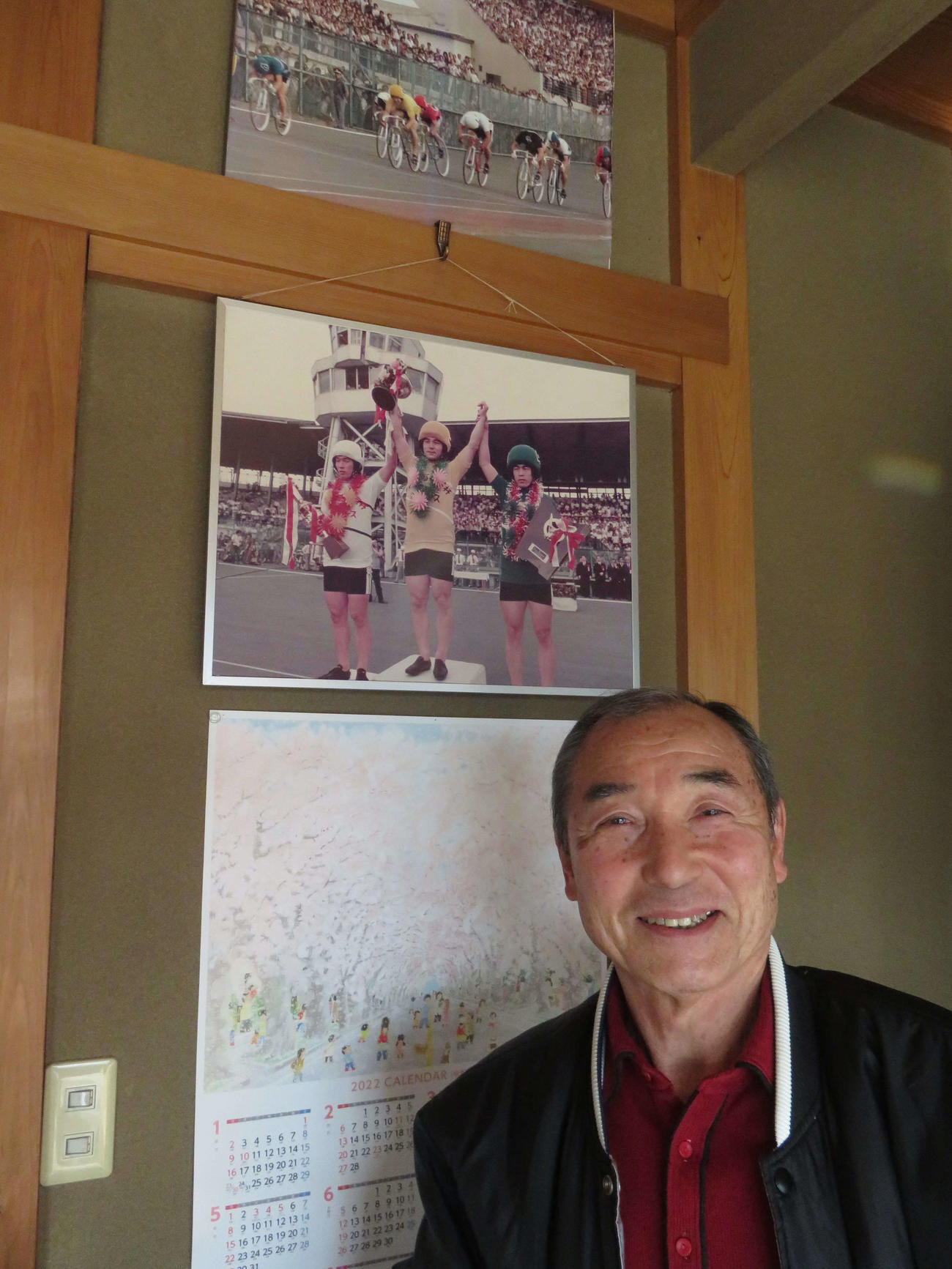 自宅には高松宮記念杯で優勝したときのパネルも。中央が谷津田さん。左に写っているのは中野浩一氏だった