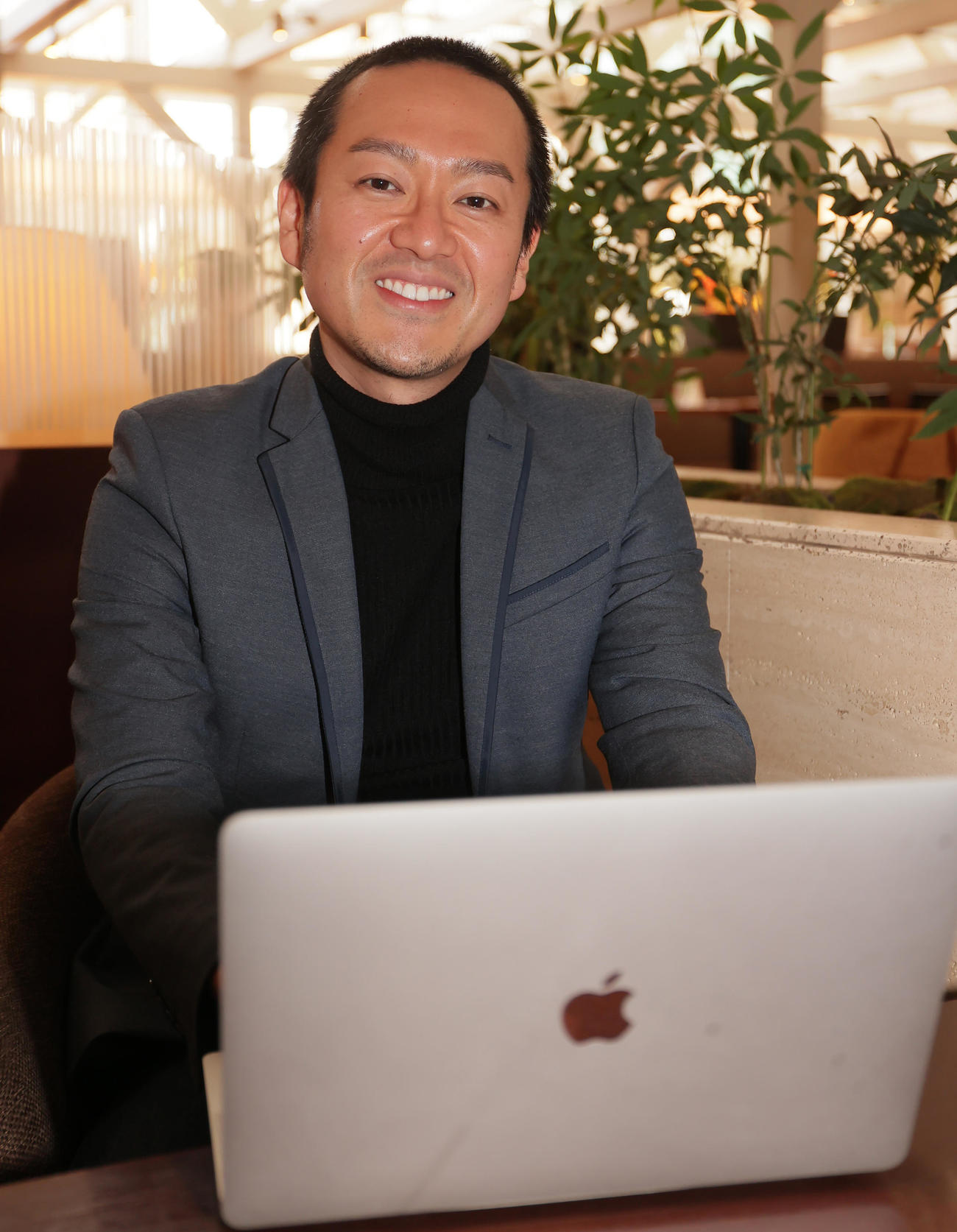 インタビューでラジオをとりまく状況について詳しく解説してくれた塚越健司さん（撮影・野上伸悟）