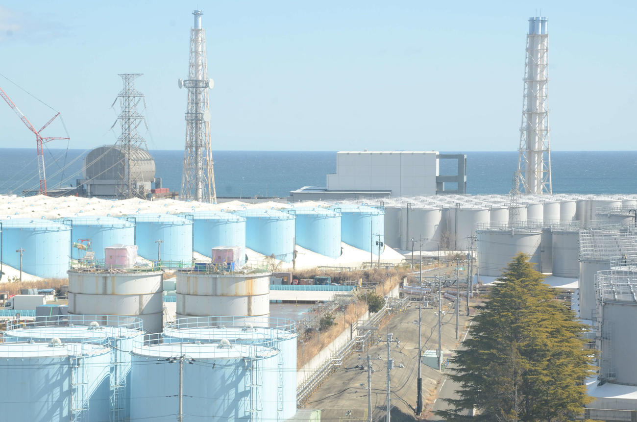 東京電力福島第1原発構内に立ち並ぶ処理水などを保存する大型タンク（日本記者クラブ代表撮影）