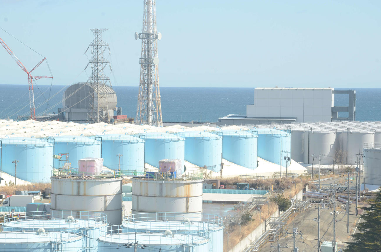 東京電力福島第1原発構内に立ち並ぶ処理水などを保存する大型タンク（日本記者クラブ代表撮影）