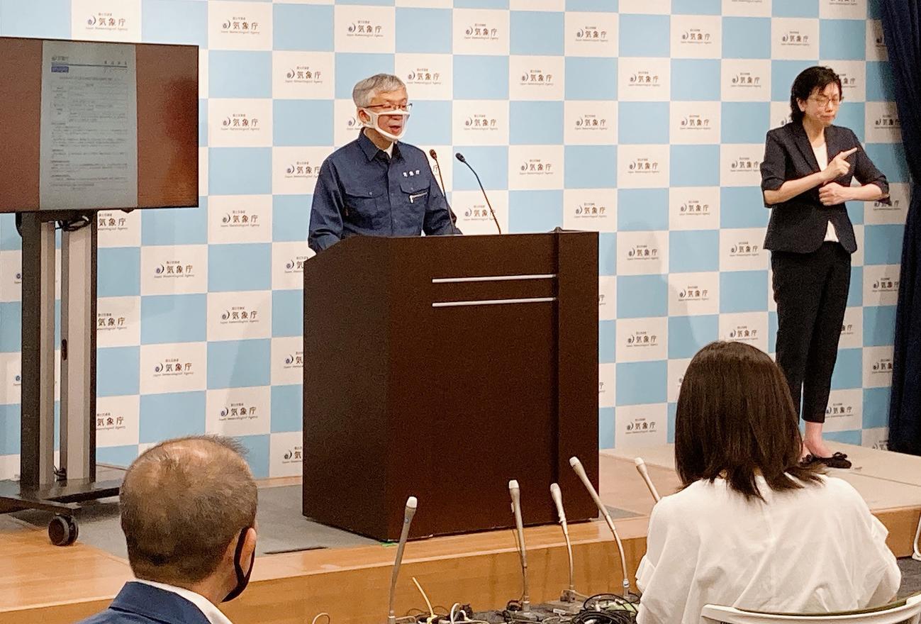 21年10月、千葉県北西部地震の際に口元がみえるマスクをして会見する気象庁・地震津波監視課の束田進也課長（気象庁提供）