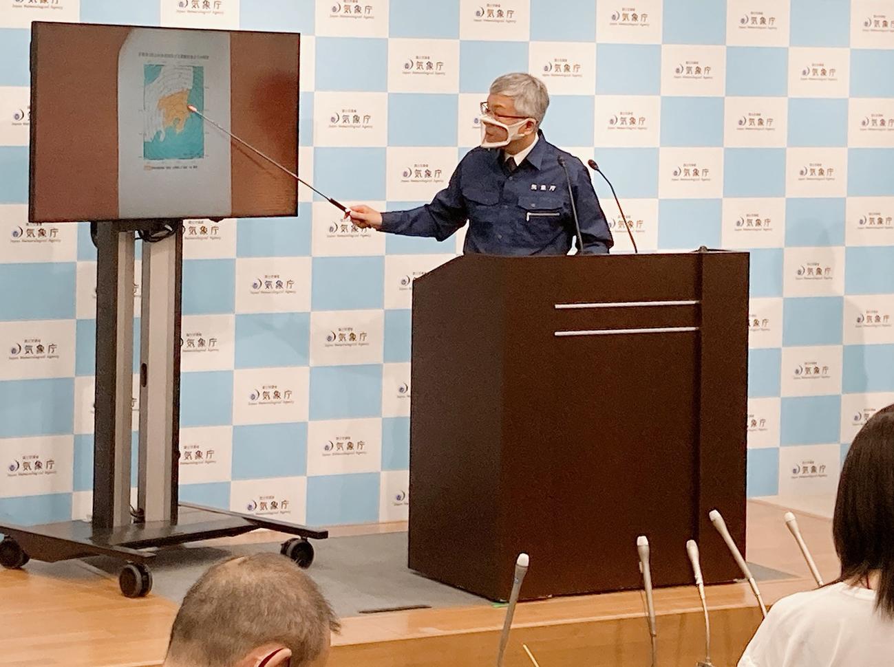 21年10月、千葉県北西部地震の際に口元がみえるマスクをして会見する気象庁・地震津波監視課の束田進也課長（気象庁提供）