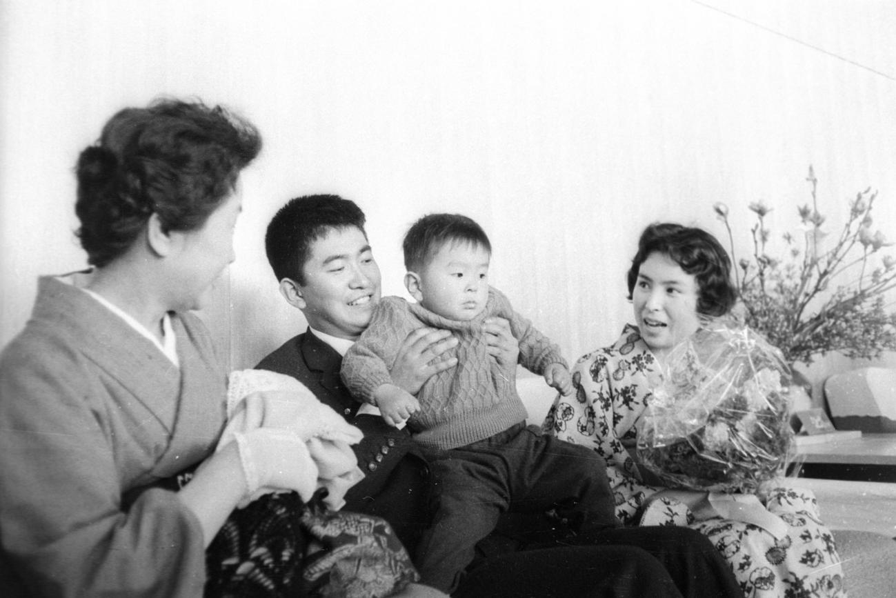 59年4月、南米、欧州旅行から帰国し、家族の出迎え受ける石原慎太郎氏。左から母・光子さん、長男伸晃ちゃん、典子夫人