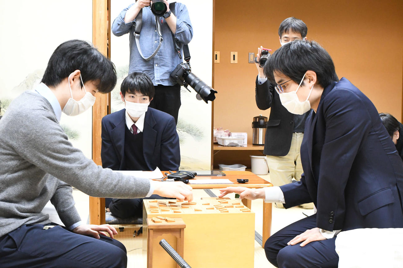 佐々木勇気七段（右）を下してA級初昇級を決めた藤井聡太竜王（左、日本将棋連盟提供）